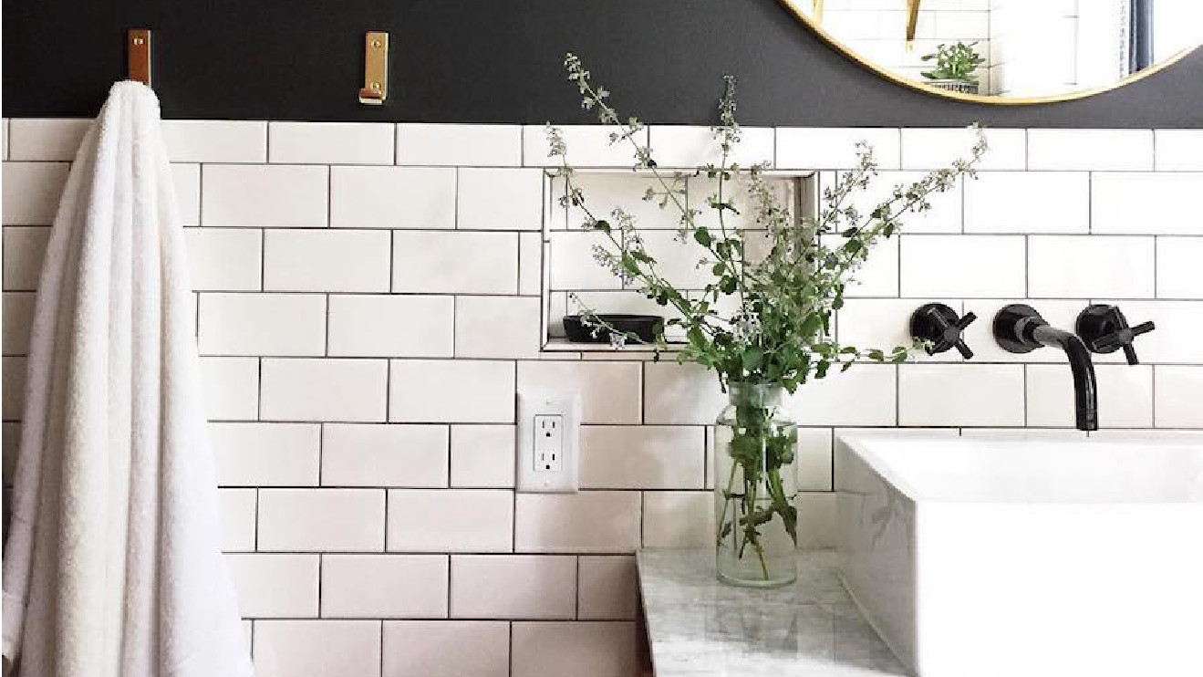 Agrandir visuellement une petite salle de bain.