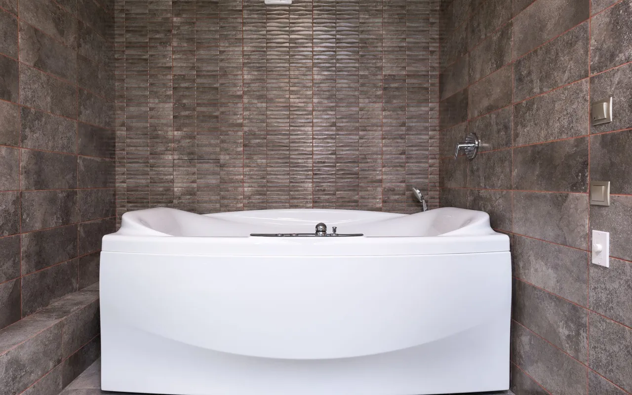 Baignoire qui claque : 4 croyances fausses qui retardent la vraie réparation