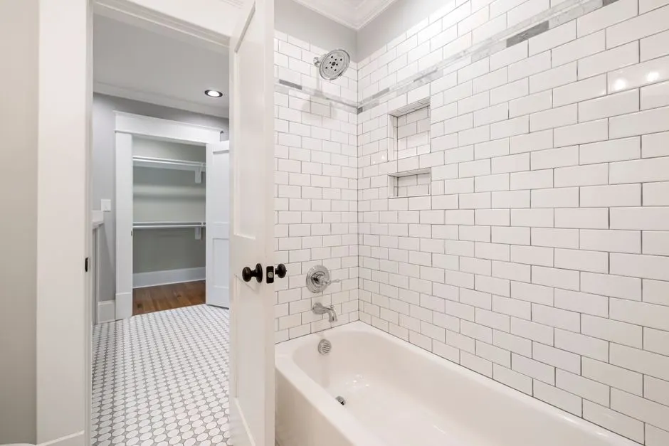 Installer une baignoire encastrée soi-même sans faux pas