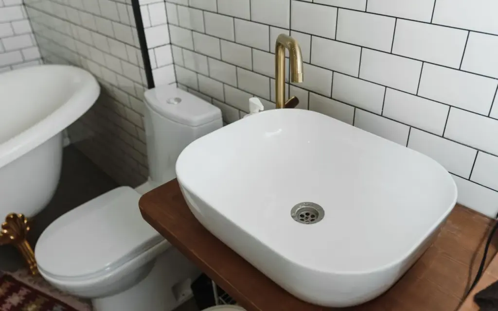 5 étapes pour changer un abattant WC sans abîmer la cuvette