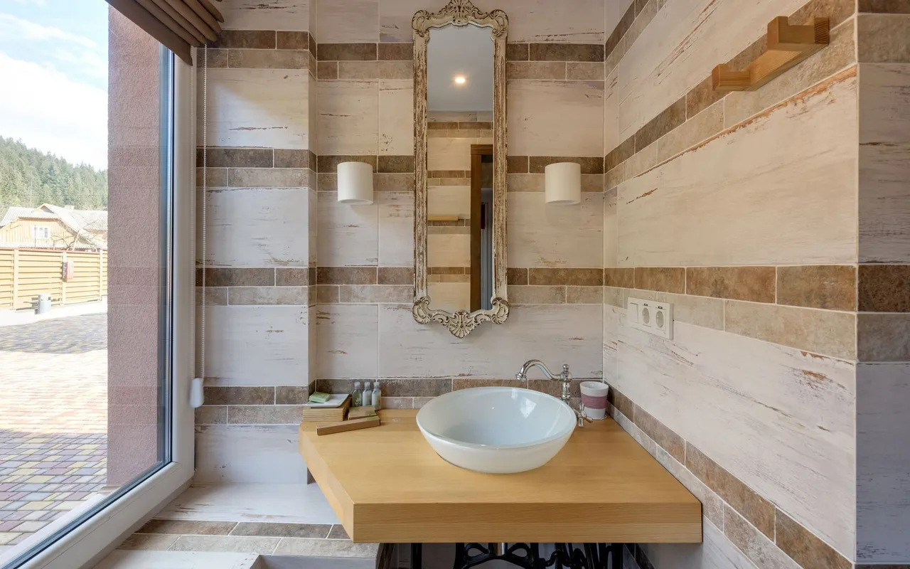 Meuble vasque bois naturel ou laqué minimaliste, lequel domine les salles de bain en 2026