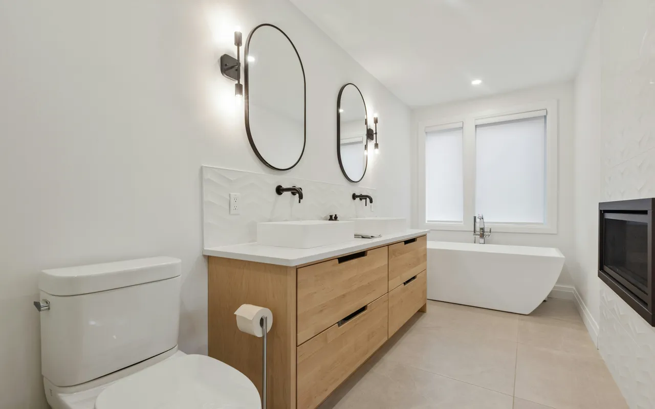 Meuble vasque bois naturel ou laqué minimaliste, lequel domine les salles de bain en 2026