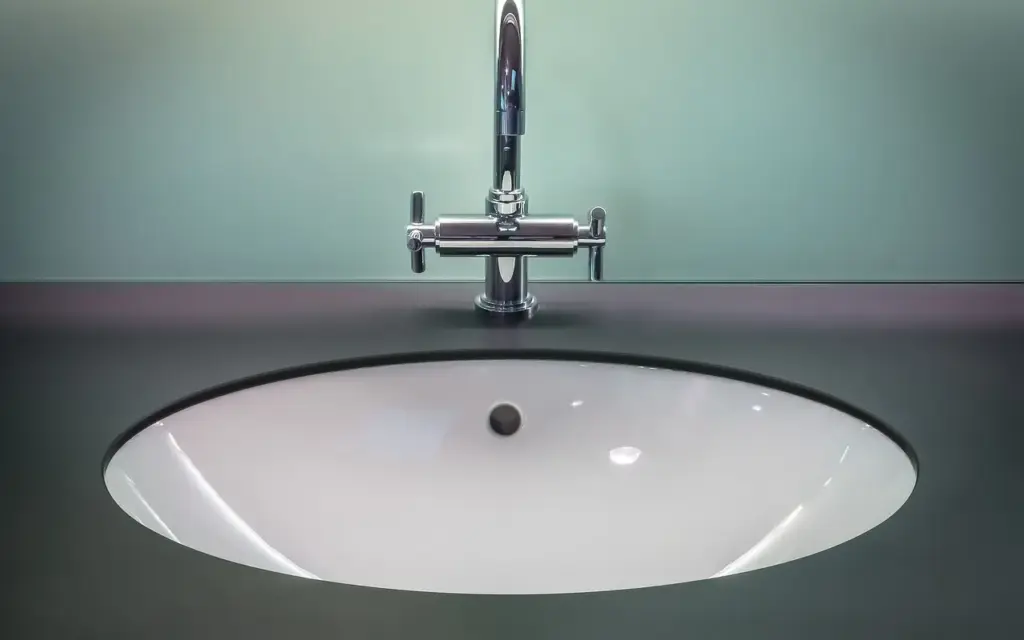 Réparer une fuite de robinetterie salle de bain sans se tromper d'étape
