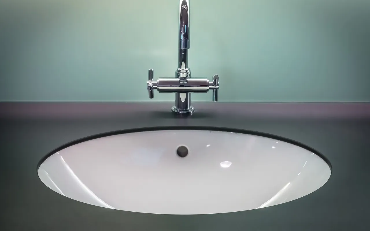 Réparer une fuite de robinetterie salle de bain sans se tromper d'étape