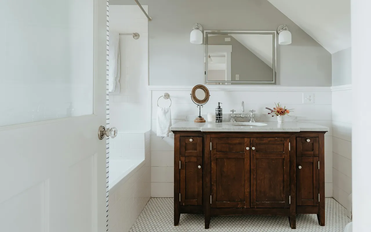 Vous rénovez votre salle de bain et vous hésitez entre quatre types de mobilier en bois massif
