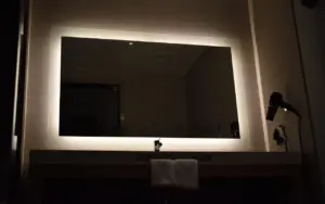 4 critères pour bien choisir un miroir salle de bain avec éclairage LED
