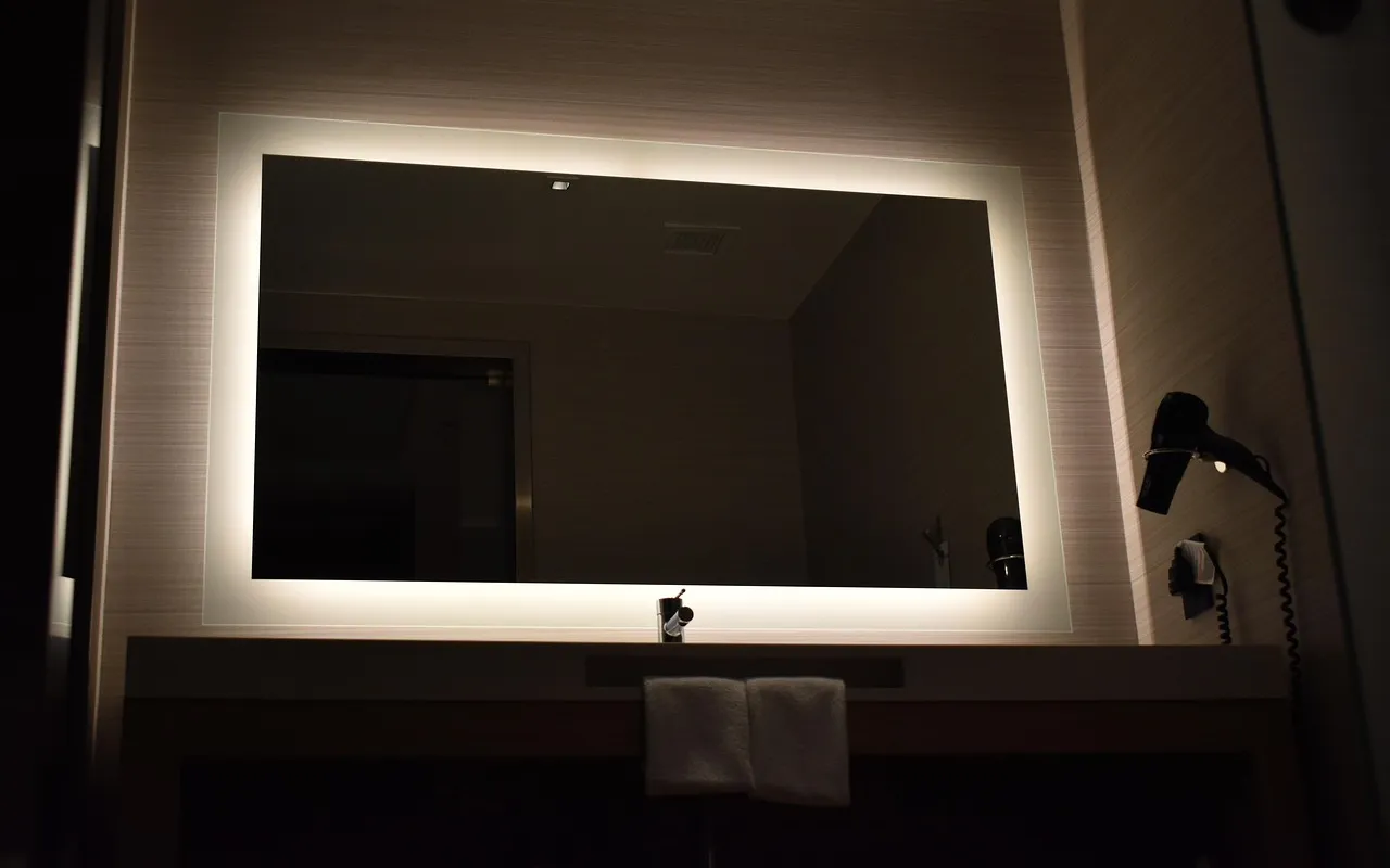 4 critères pour bien choisir un miroir salle de bain avec éclairage LED
