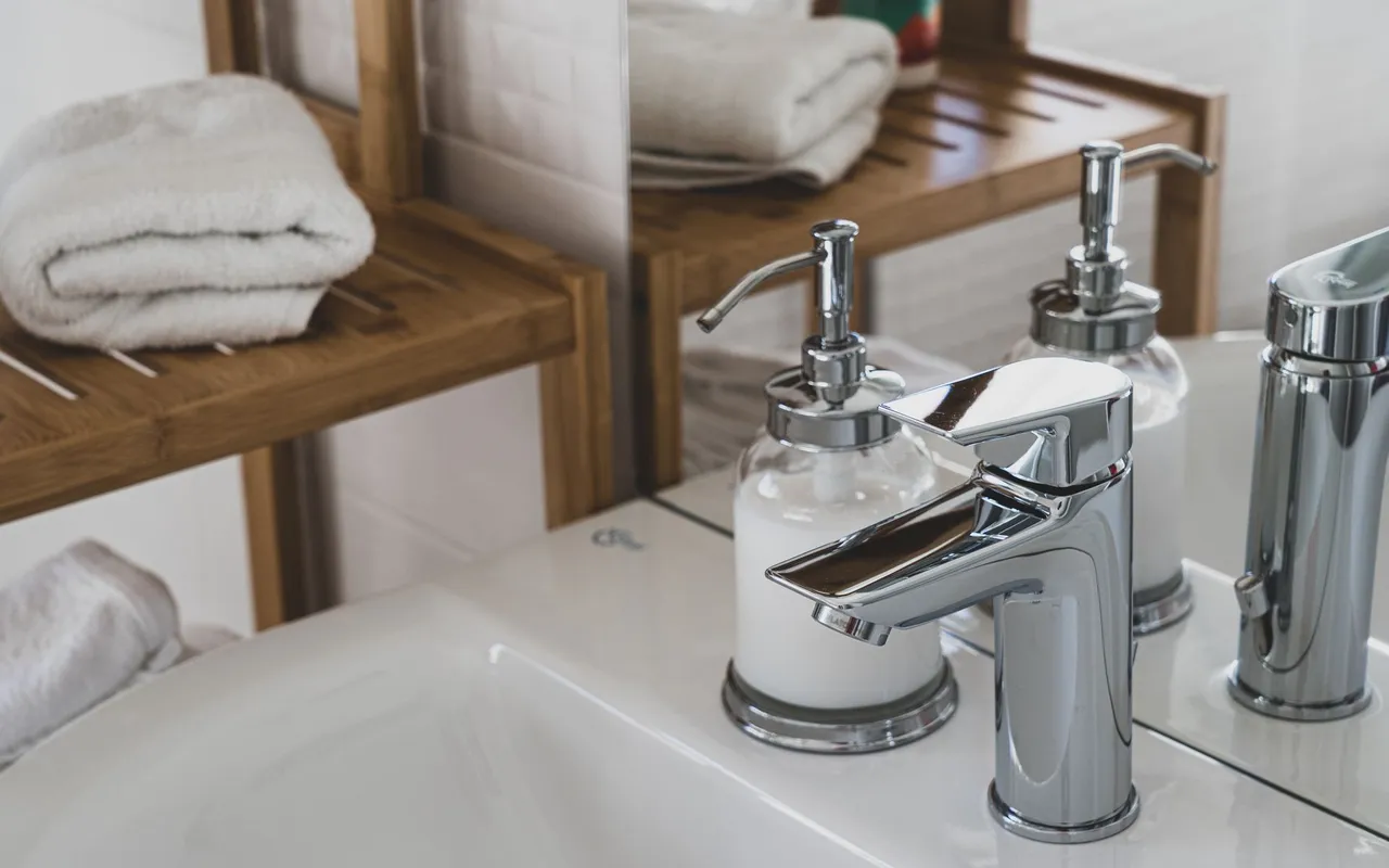 Choisir une robinetterie salle de bain design moderne pour un résultat soigné