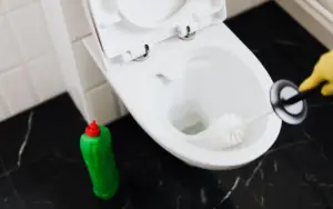 Déboucher les toilettes sans plombier n'est pas si compliqué qu'on le croit