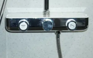 Guide pratique pour installer un mitigeur thermostatique en salle de bain