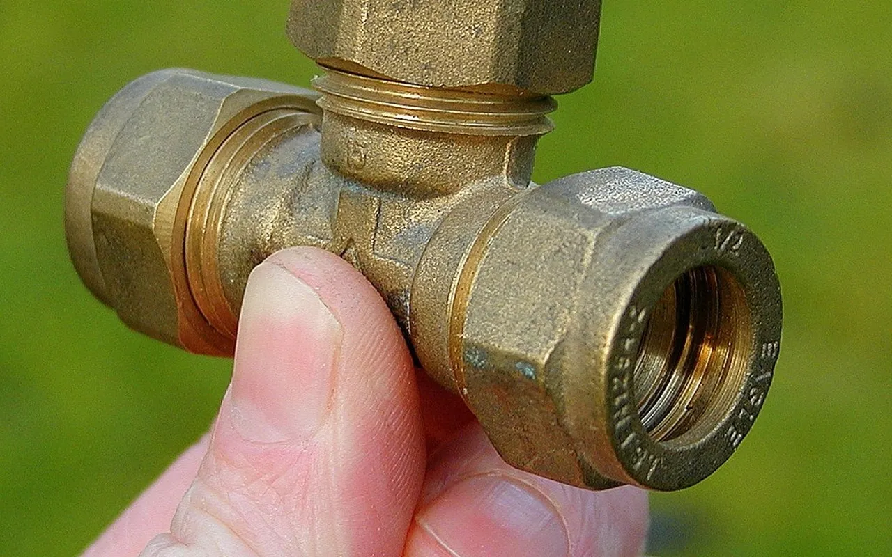 Installer un lave-mains dans les WC, de la préparation à la pose — Comment raccorder l'alimentation en eau du lave-mains