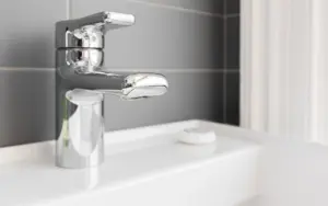 Installer un lave-mains dans les WC, de la préparation à la pose