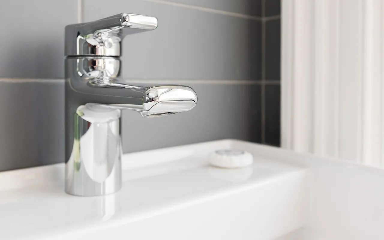 Installer un lave-mains dans les WC, de la préparation à la pose