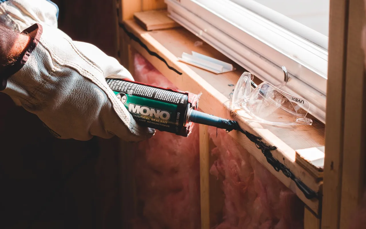 Joints silicone salle de bain : comment bien les poser pour un résultat durable — Appliquer le silicone au pistolet ne s'improvise pas
