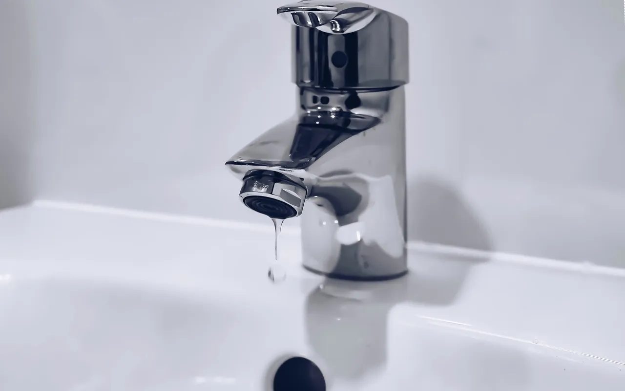 Quand le robinet de salle de bain fuit par la base et qu'on ne sait pas par où commencer — Réparer soi-même ou appeler un plombier : ce que dicte la situation