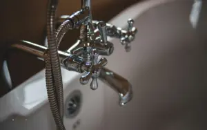 Quand le robinet de salle de bain fuit par la base et qu'on ne sait pas par où commencer