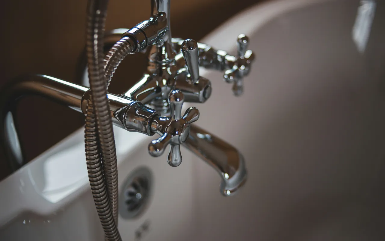 Quand le robinet de salle de bain fuit par la base et qu'on ne sait pas par où commencer