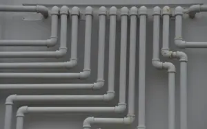 Tuyauterie PVC ou cuivre pour salle de bain, le point complet