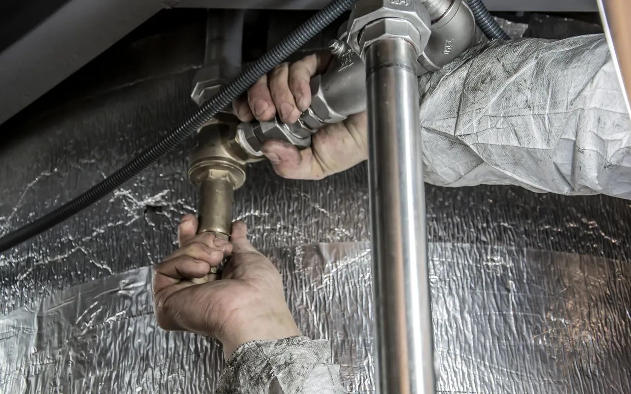 Tuyauterie PVC ou cuivre pour salle de bain, le point complet — Ce que les bricoleurs sous-estiment souvent