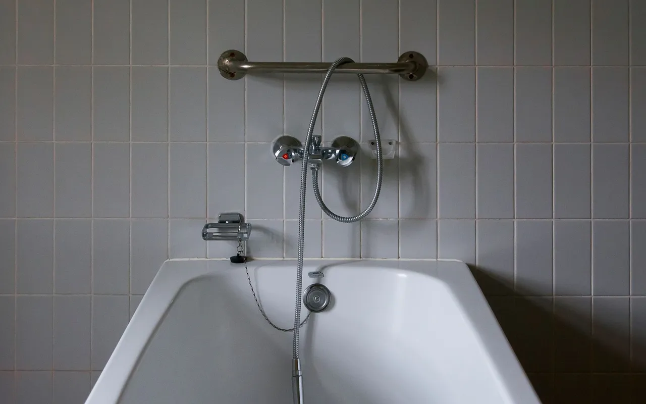 Rénover sa salle de bain avec petit budget quand on ne veut pas tout casser — Comprenez pourquoi le carrelage existant n'est pas forcément à déposer